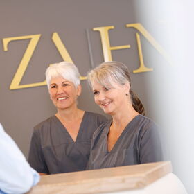 Gabriele Schlutow und Katrin Beatge am Empfang unserer Praxis in Braunschweig